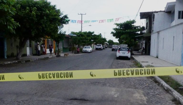 Ejecutan a una persona y hieren a dos en la colonia Cofradía de Juárez, en Tecomán