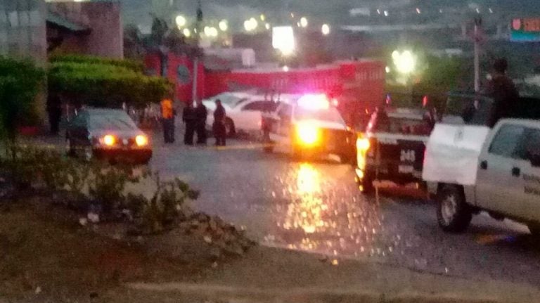 Acribillan a un hombre a bordo de su auto