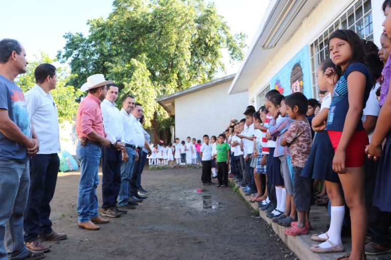 Inicia tercera etapa de entrega de uniformes a alumnos de preescolar y primaria en Tecomán