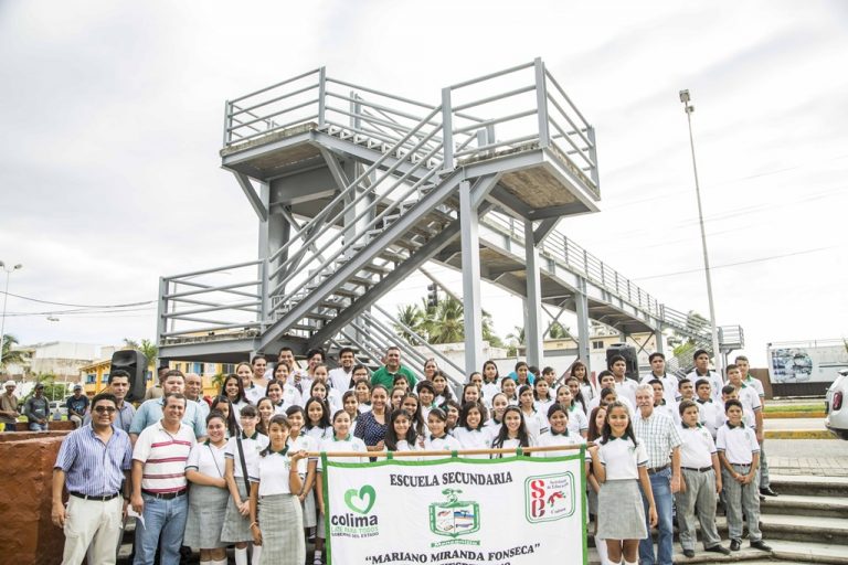 Entrega Gaby Benavides rehabilitación del puente peatonal en la Infonavit