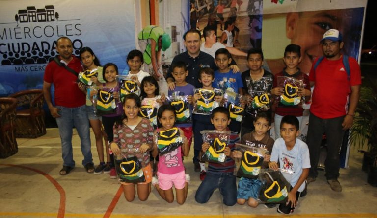 Comuna capitalina entrega uniformes deportivos a equipo de futbol infantil