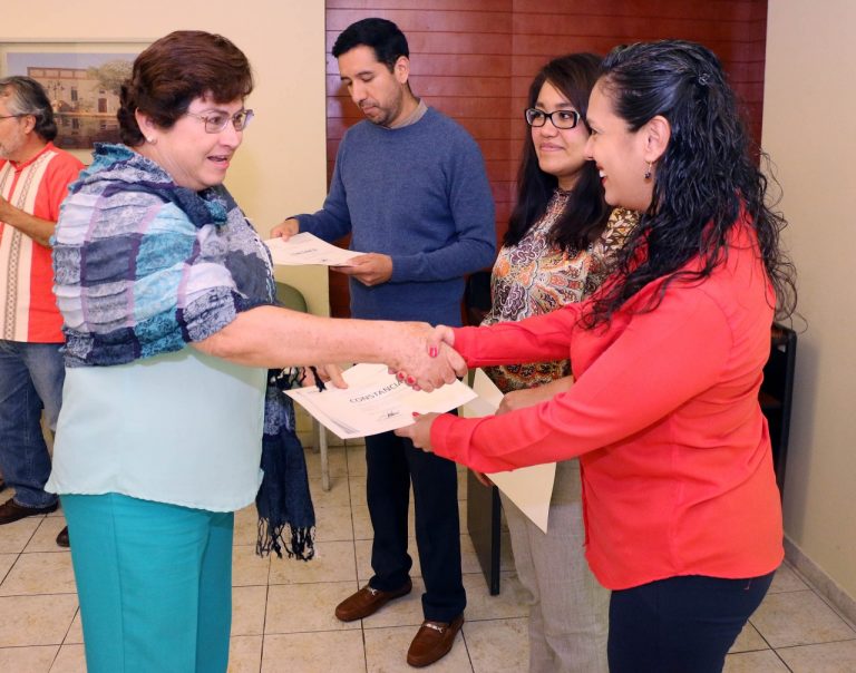Entregan certificados a docentes que participaron en taller del INEE