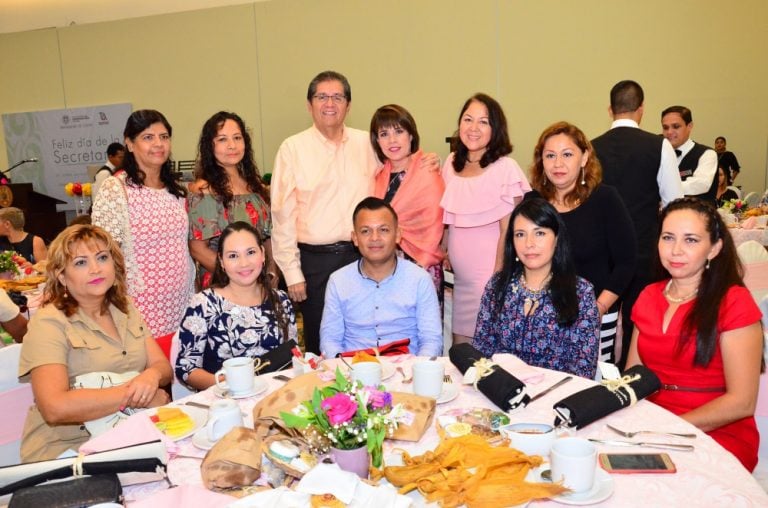 Reconoce rector trabajo diario de secretarias