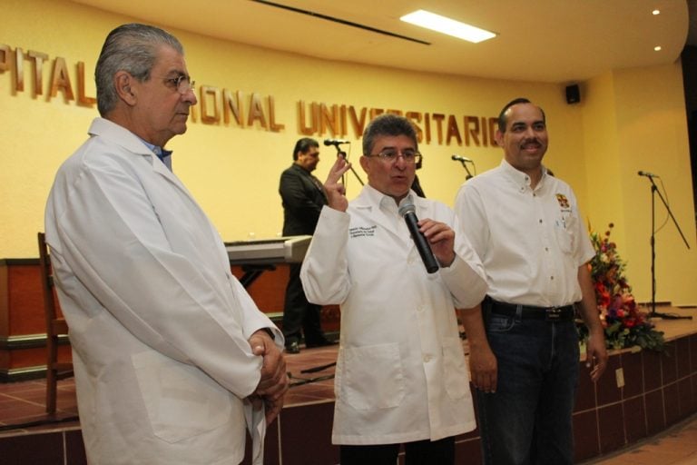 Festejan a médicos en su día social
