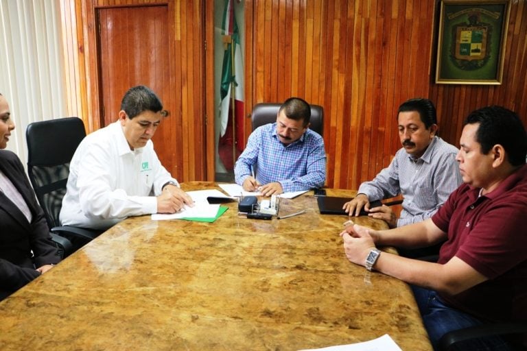 CFE y Ayuntamiento de Tecomán firman convenio para electrificar comunidades