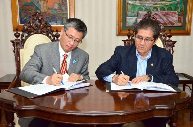 Firman dos convenios UdeC y Universidad de Zhejiang, China