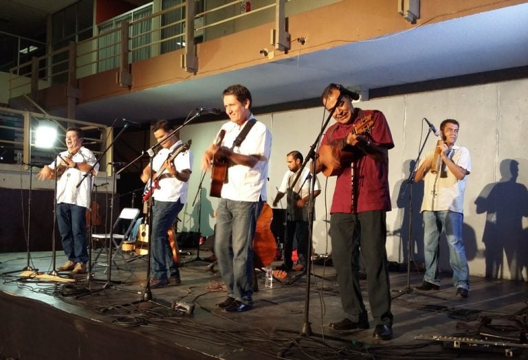 Con ritmos latinos el grupo Litoral alegró las Noches de Café
