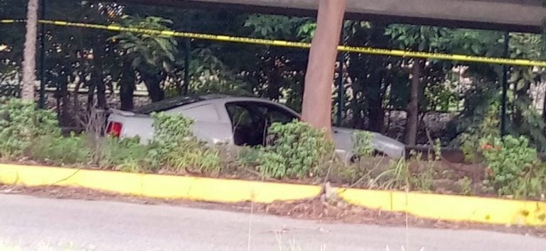 Rafaguean auto de lujo en pleno bulevar costero: Dos heridos graves