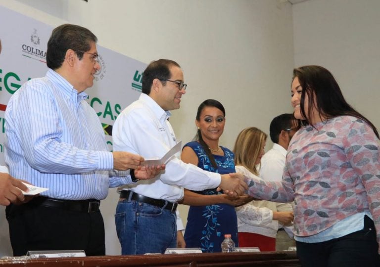 Nacho y Gaby entregan becas de Movilidad en Manzanillo