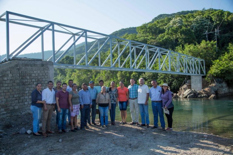 Supervisa Gaby Benavides la obra del puente “La Boquita”