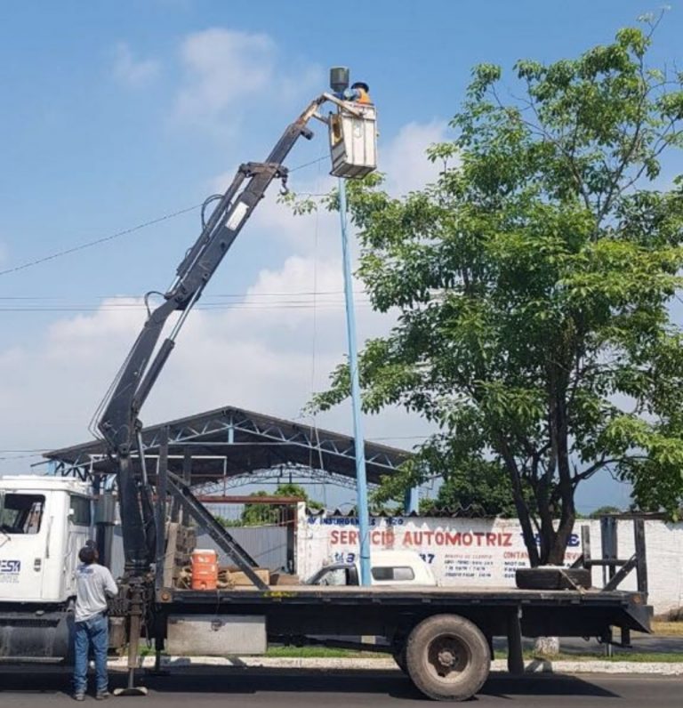 Instalan luminarias de alta tecnología al ingreso de Tecomán