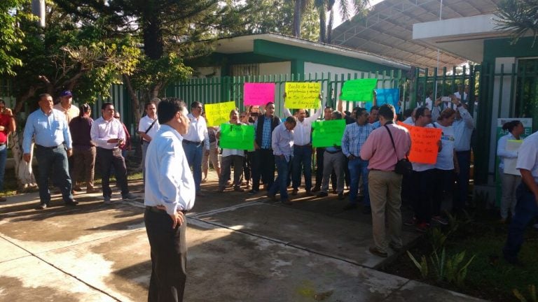 Maestros impiden acceso a Secretario de Educación en la Corona Morfín