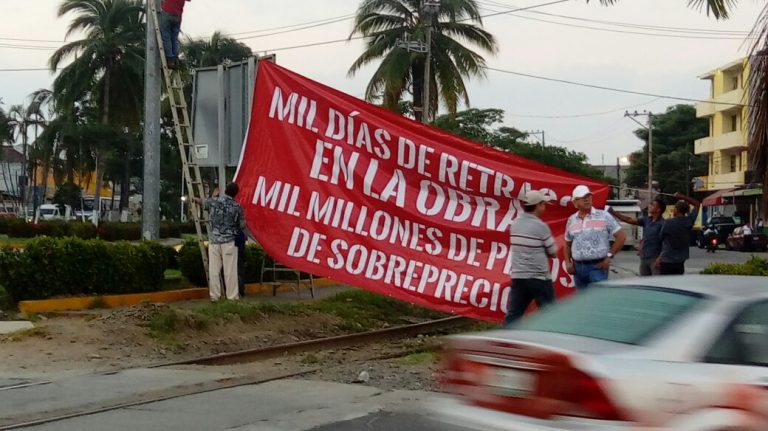 Manifestación de manzanillenses para exigir terminación de obras en San Pedrito