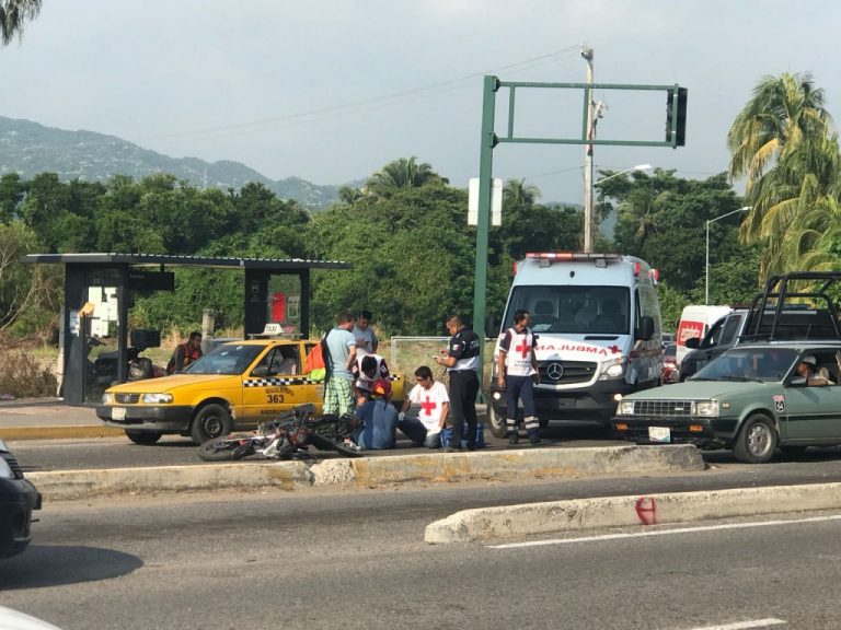 Motociclista choca contra taxi en pleno bulevar costero