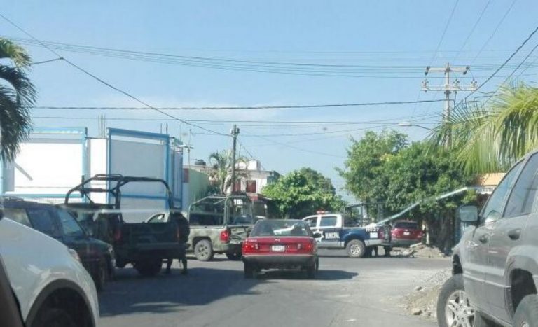 Ejecutan a una mujer y dejan gravemente herido a un hombre en Tecomán