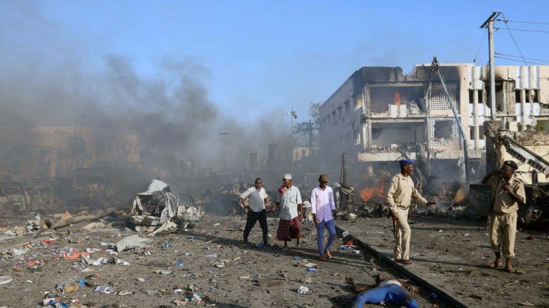 215 muertos y 350 heridos en el atentado con camiones bomba de Somalia