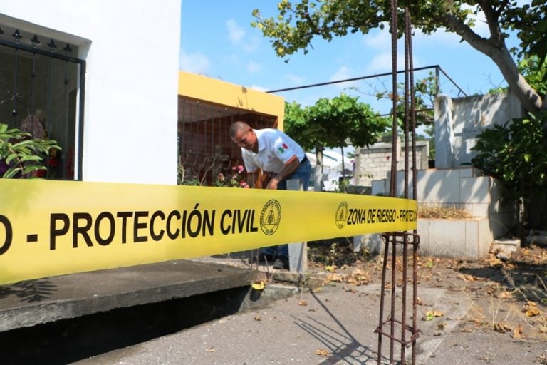 Previo al Día de Muertos, Protección Civil asegura criptas en mal estado