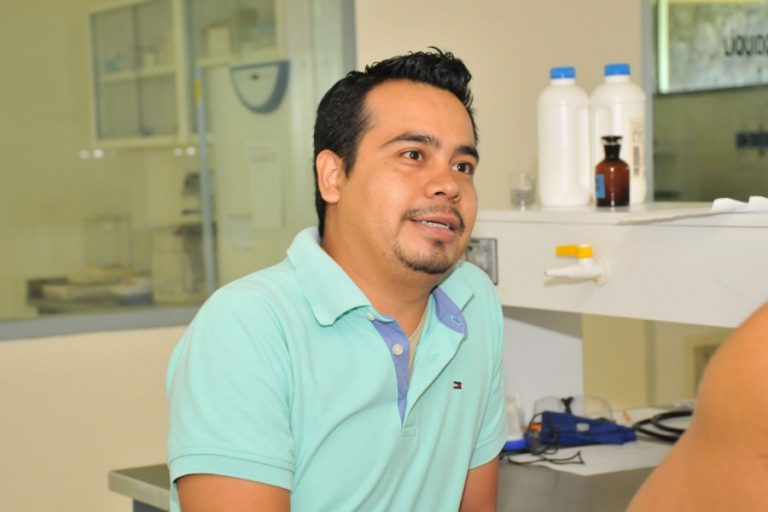 Explican estudiantes rol del farmacéutico en la Salud