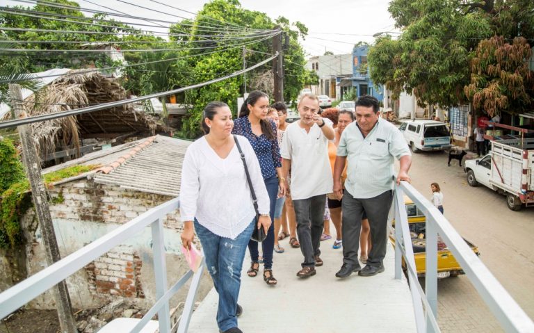 Gaby Benavides entrega rehabilitación del puente Santiago