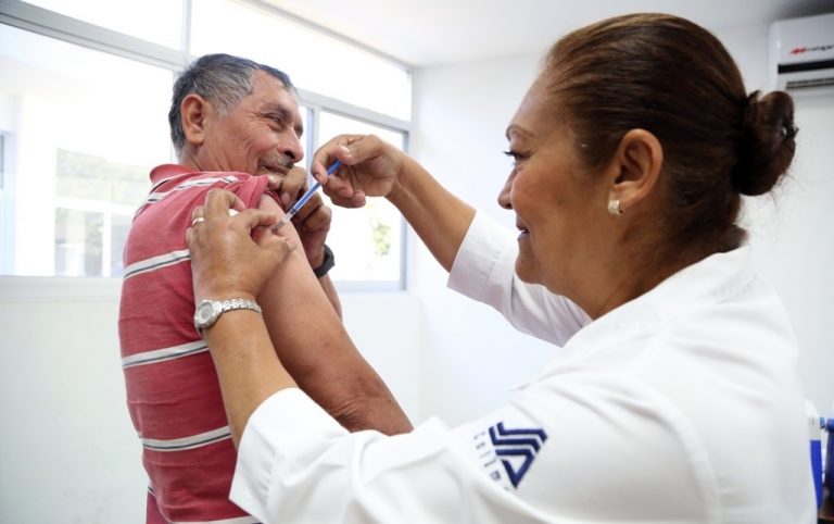 Adultos mayores de 60 años deben aplicarse vacunas: Salud