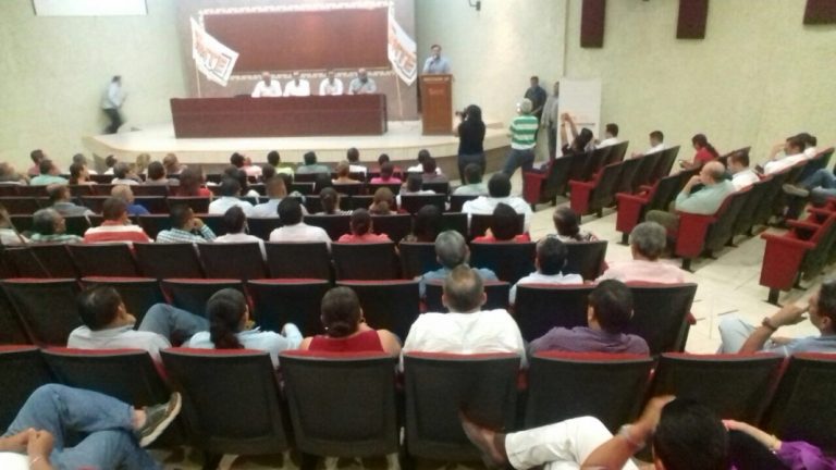 Gobernador se compromete con magisterio colimense a dar solución a conflicto en una semana