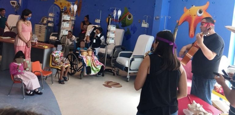 Menores con cáncer aprenden mientras se recuperan en el hospital
