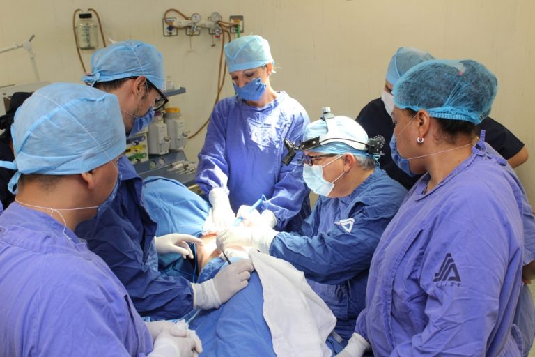 Reconstruyen a 16 sobrevivientes de cáncer de mama