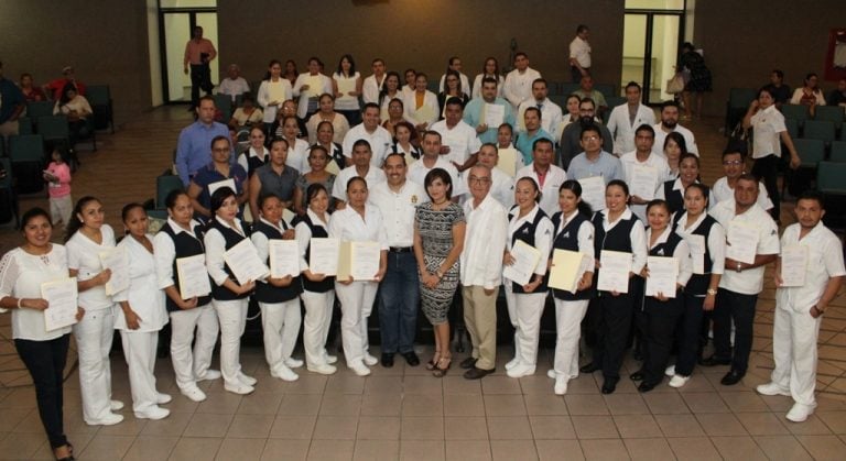 Entregan nombramientos a 60 trabajadores de Salud