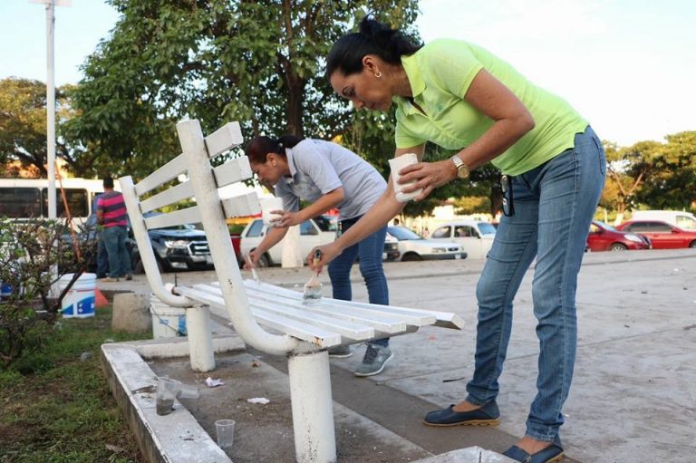 Colaboran funcionarios de Tecomán en el embellecimiento del parque Insurgentes