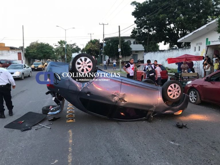 Se registra volcadura a un costado de la Unidad Deportiva Norte en Tecomán