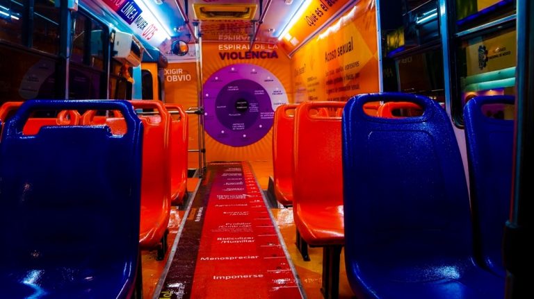 Instala Semov autobús con asientos naranja en Feria de Todos los Santos
