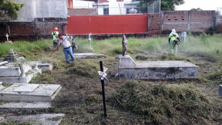 Inician en Tecomán con la limpieza de los panteones municipales