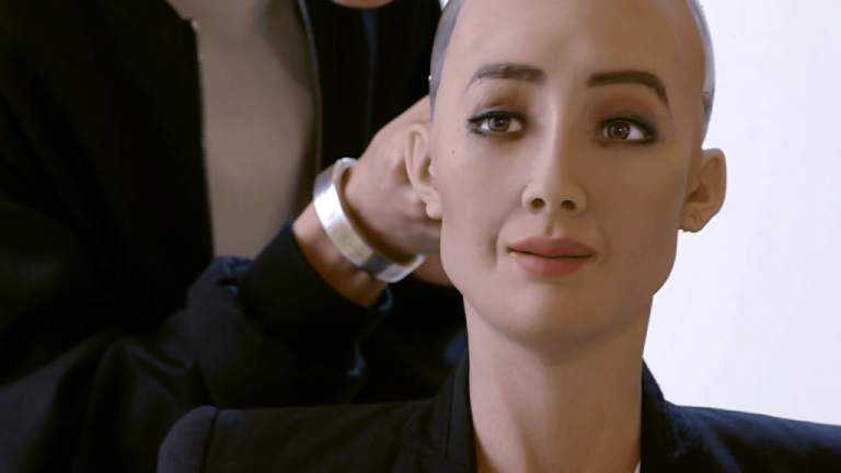 Otorgan ciudadanía a robot que amenazó con destruir a los humanos  (videos)