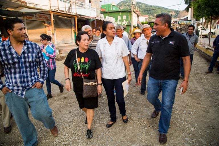 Supervisa Gaby Benavides obras en Tapeixtles