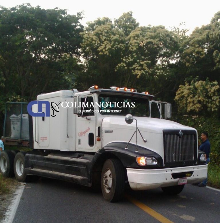 Tráiler averiado paralizó la carretera Manzanillo – Minatitlán