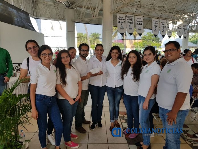 Universitarios agradecen apoyos de Gaby Benavides