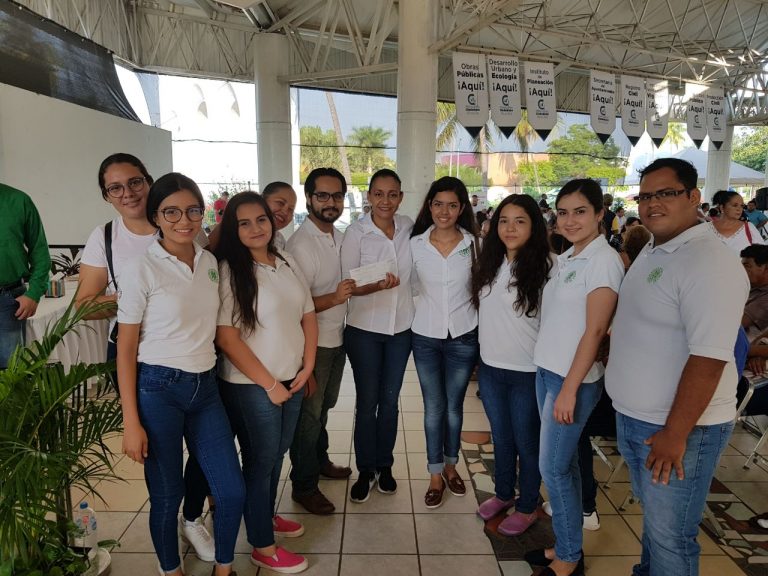 Universitarios agradecen apoyos de Gaby Benavides