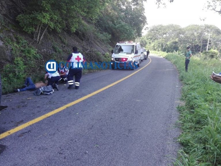 Vuelca automóvil en la carretera a Madrid, en Tecomán
