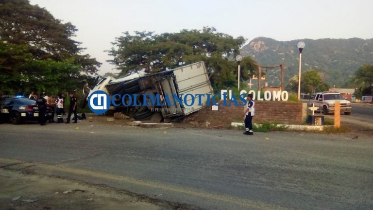 Vuelca camión de carga en la entrada a El Colomo