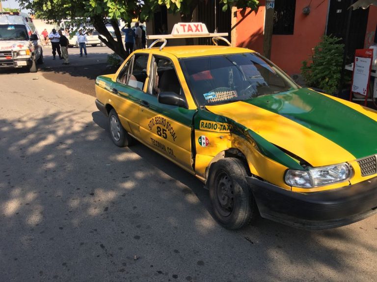 Motociclista resultó herido al chocar contra taxi