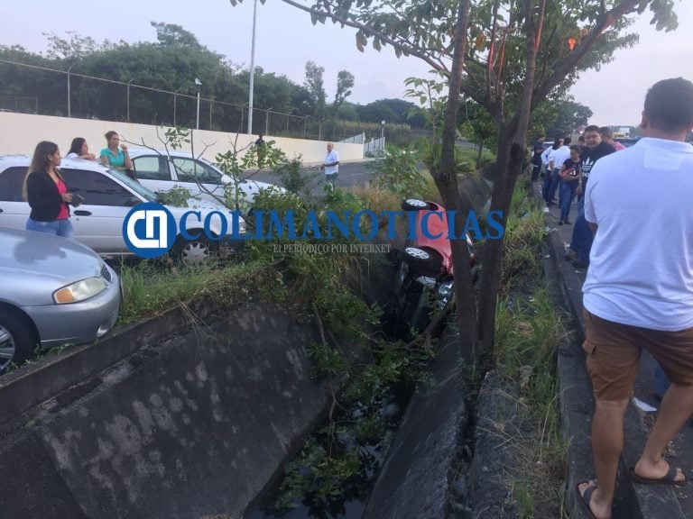 Auto cae a una zanja sobre el libramiento; mujer resulta lesionada