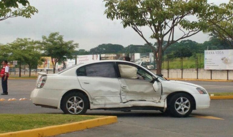 Chocan dentro del estacionamiento de plaza comercial en Colima