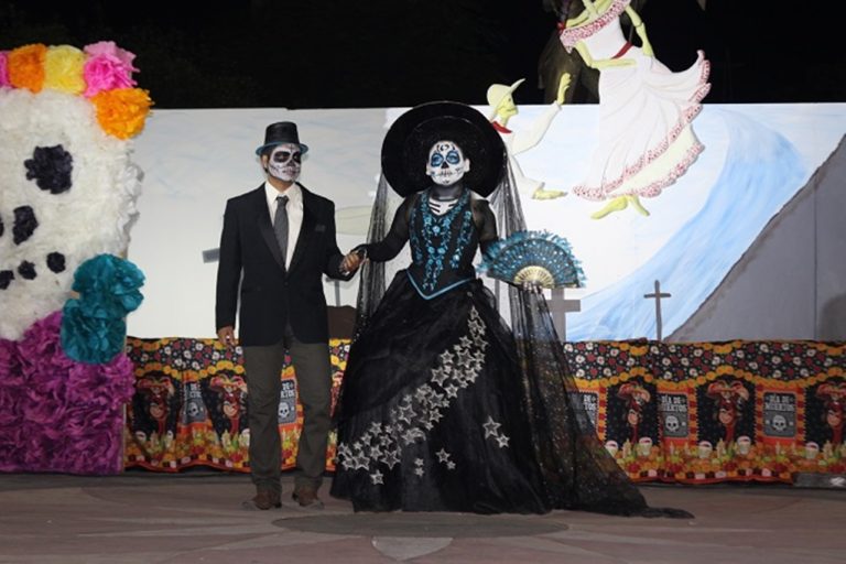 Se promueve en Tecomán la tradición de Altares y Catrinas