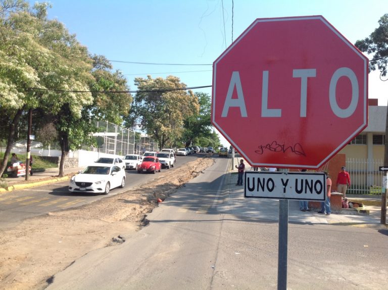 Destrozos en Avenida Ayuntamiento sin resolver desde hace dos semanas; población y comerciantes afectados