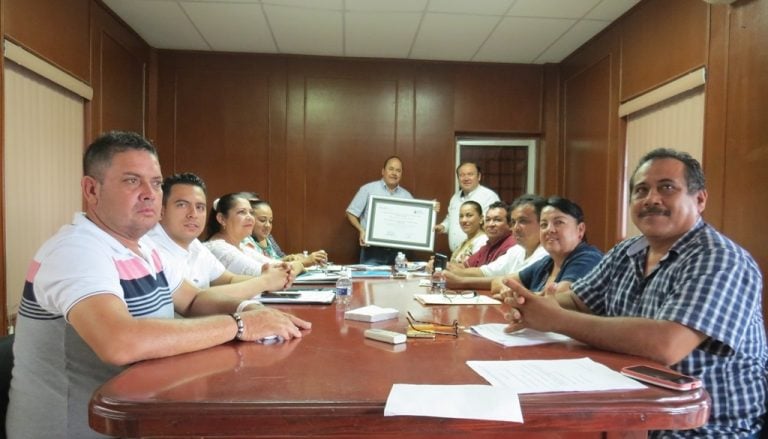 Recibe Cabildo de Armería reconocimiento por el apoyo en la construcción de la plaza del IEEA