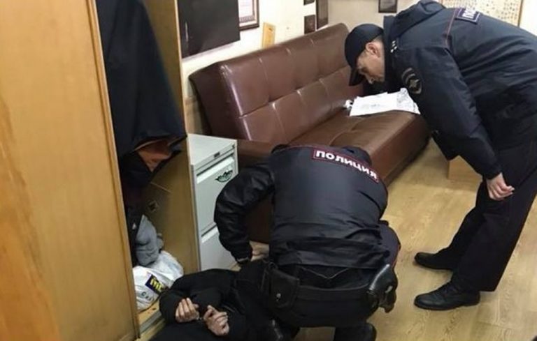 Atacan con arma blanca a periodista en Rusia