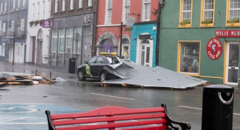 Tormenta Ofelia deja tres muertos en Irlanda