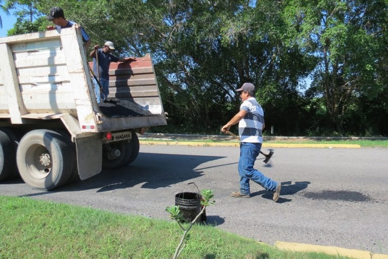 Reparan tramos carreteros dañados por las lluvias en Armería