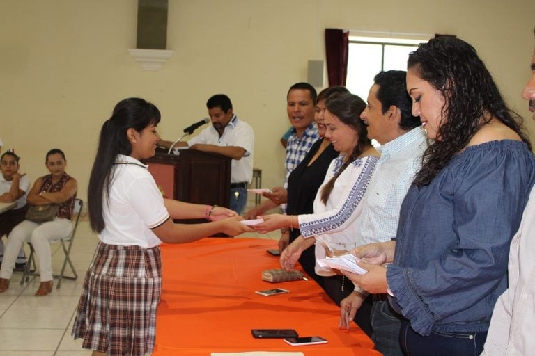 Entregan estímulo y becas a hijos de trabajadores sindicalizados de Ixtlahuacán