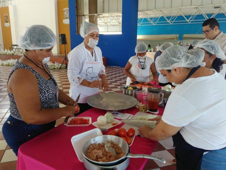 “Comedores Comunitarios” de Tecomán, Armería e Ixtlahuacán se capacitan en preparación de alimentos
